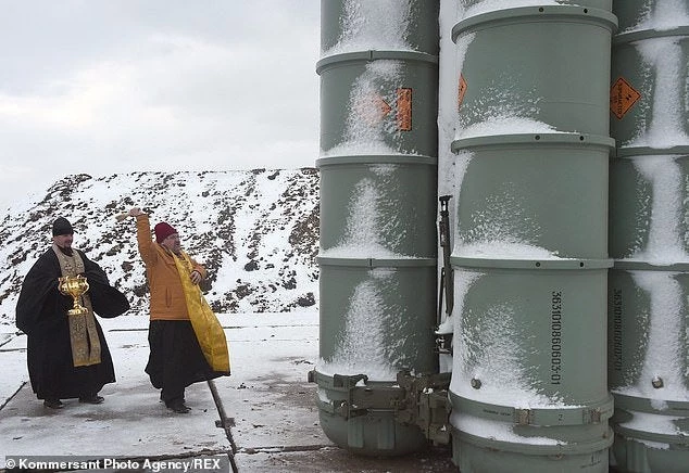Συγκλονιστική εικόνα – Ιερείς ευλογούν τους S-400 στην Κριμαία